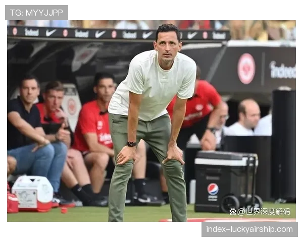 特写:美因茨门将曾特纳多次指挥后卫线保持紧凑,成功化解拜仁边路传中。 特写:美因茨门将曾特纳多次指挥后卫线保持紧凑,成功化解拜仁边路传中。