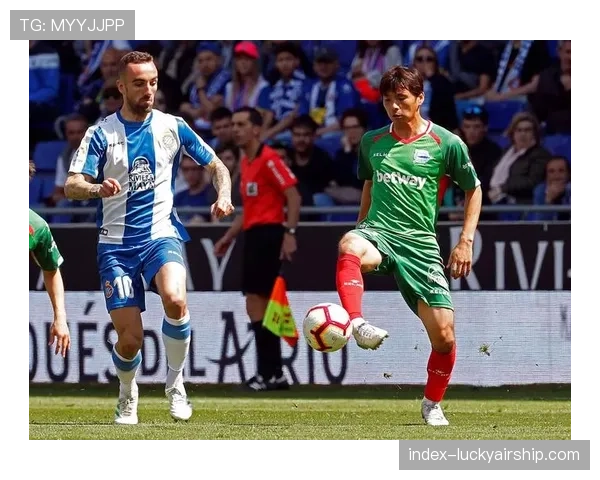 终场哨响，为保级拼尽全力的阿拉维斯老将门将帕切科泪洒赛场